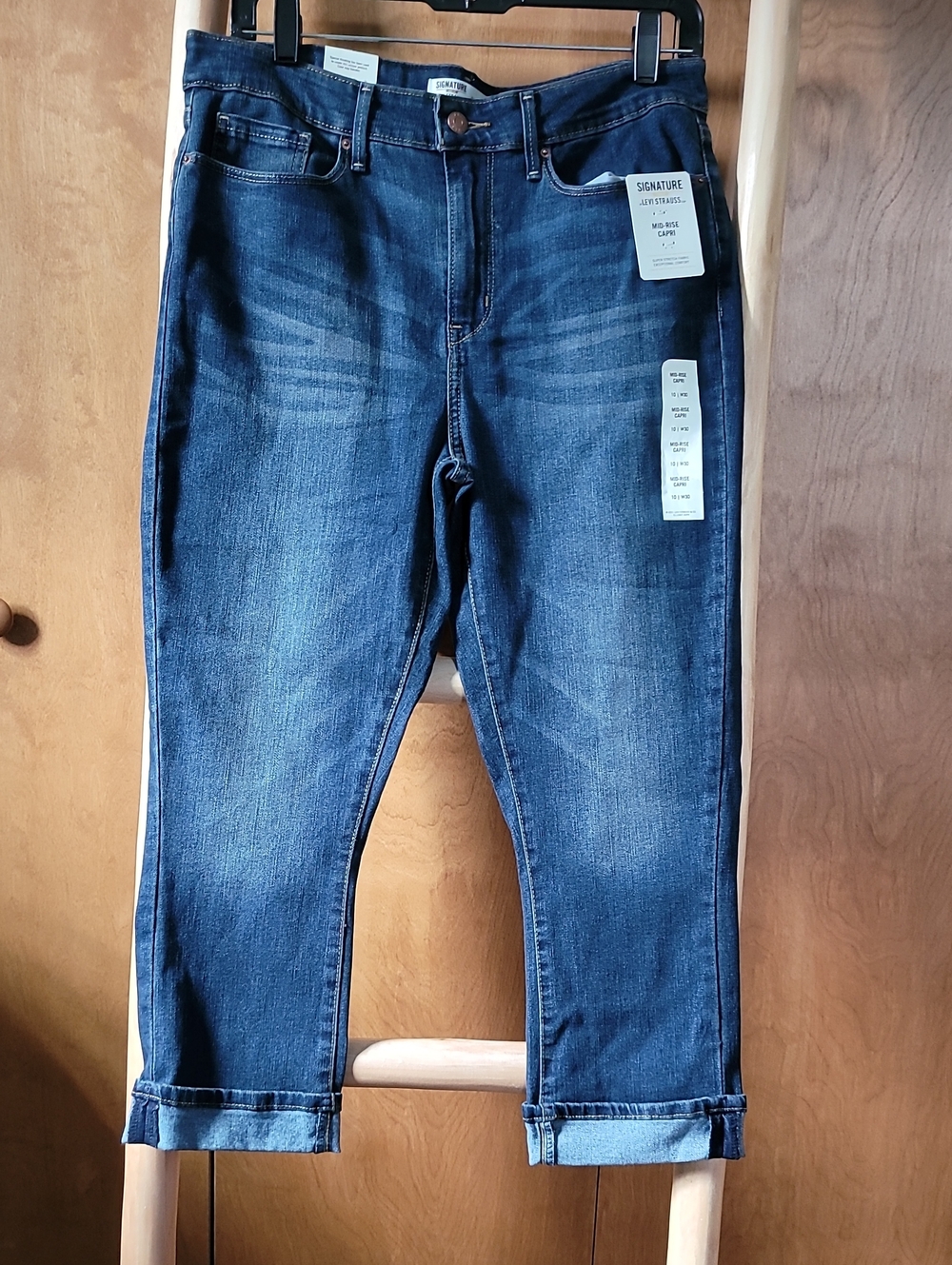 Levis Mid Rise Capri Jeans in Dark Blue Denim